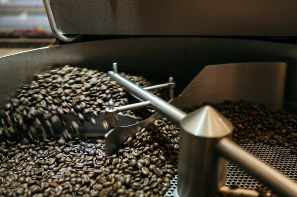 商業咖啡生豆採用標準化的流程大批量處理