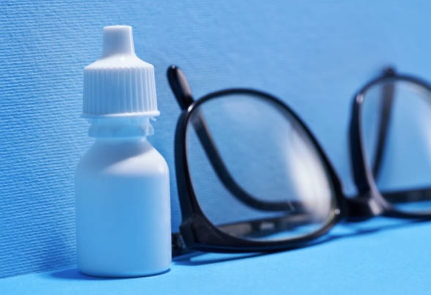 圖片顯示一瓶眼敏感眼藥水和一架眼鏡